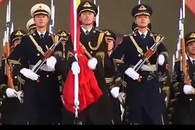 升旗手张自轩12年军旅退役后安置新工作，但他却辞了“铁饭碗”图片