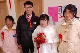 安徽一农村婚礼，新娘一脸稚嫩被质疑未成年，怀孕了，只能赶紧办图片