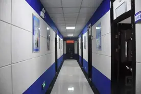 后果来了，女子闯办案区要厕纸，遭拒后在网上造势：账号已被封图片