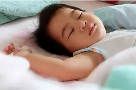 孩子睡前尽量少吃3种食物，睡不踏实，还影响娃大脑发育图片