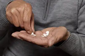 吃降压药10年，发生肾衰竭！医生说他犯了3个关键错误，值得反思图片