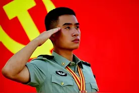解放军战士王亮，2分钟勇救4名群众，荣获一等功提干并保送军校图片