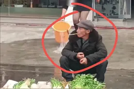 老人沿街卖东西被泼水后续，店面和位置被曝光，网友为老人发声！图片