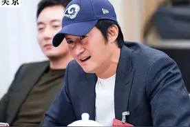 同样是副主席，拘谨的刘德华和休闲的吴京，正体现了吴京的底气！图片