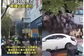 幸运的女孩！两个逃出来的女大学生，蹲在地上光着两脚，全身乌黑图片