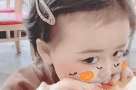 可爱搞笑的表情包：臭袜子给你吃图片