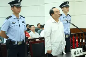 “重庆不雅视频”贪官雷政富出狱现身海南吃火锅，两次减刑后坐牢12年，狱中曾参加法律专科自考图片