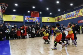 “我看到篮球就想打” 5岁萌娃成赛场“显眼包”图片