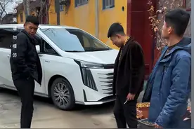 过年回家才发现，原来很多小伙租豪车回村过年！网友评论区笑疯了图片
