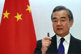 中美南海过招，中国导弹靶场出现美航母身影，王毅外长说了三句话图片