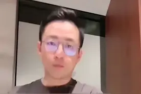 汪小菲新女友误入直播镜头 穿黑色吊带露出正脸图片