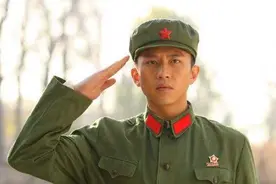1977年我提干排长，探亲时给嫂子100块钱，嫂子说我们可是一家人图片