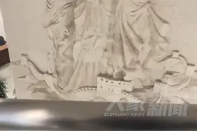 上海一税务大厅雕像：西方女子袒胸露乳脚踩长城，网友：居心何在图片