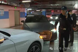 太原：宝马奥迪斗气开车 互不相让“接了吻”图片