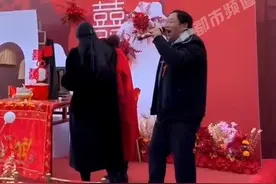 兄妹俩人婚礼相隔九天，父亲的反应截然不同，女儿：看一次笑一次图片
