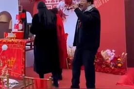 兄妹俩人婚礼相隔九天，父亲的反应截然不同，女儿：看一次笑一次图片