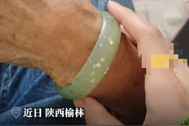 一小女孩在2元超市为奶奶买了一个塑料手镯，奶奶却一直坚持戴了整整12年图片