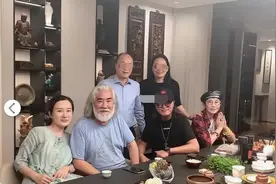 54岁张敏也老了！罕带小10岁丈夫聚会打扮好随性，瘦太狠不敢认图片