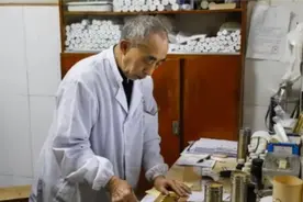 天全县“怪”中医，初中学历，挂号费只1块，却享受国家特殊津贴图片