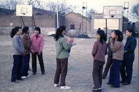1981年退伍回村当老师，和英语老师相恋，结果她的父亲是书记图片