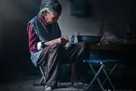 父亲走了，继母来照顾我坐月子，老公给她20000，她偷偷把钱留下图片