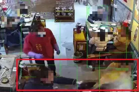 女子火锅店吃火锅，遭陌生女端火锅汤底泼面部；警方：泼人女子有精神病史，监护人将承担伤者医药费图片