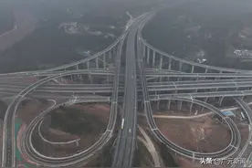 免费通行！一路畅通！记者驾车体验这条高速公路……图片