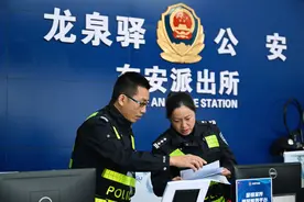 东安湖演唱会外的“三张面孔”图片