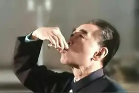 许世友仗着酒量大，见谁都不服，三瓶白酒下肚，周总理教他做人图片
