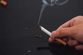 长期吸烟又坚持喝茶的人，后来身体怎么样了？医生说出了实情图片