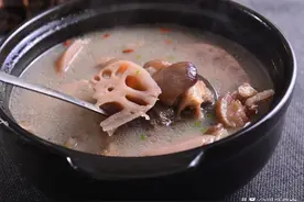 想把莲藕炖得粉烂？教你6招，汤鲜藕糯肉烂，厨房小白也能搞定图片