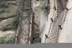 双龙梯，这条阶梯已经被封闭了。也是华山最危险的险道之一#华山 @华山侠宝 @抖音短视频 @DOU+小助手视频封面