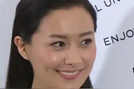 #陈法拉 当初为不影响事业与薛世恒秘密结婚6年，后也因隐瞒而离婚。37岁与曾任外交官的法国籍男友结婚，光彩照人视频封面