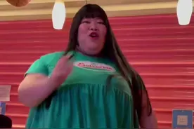 微胖的女生才是男生的最爱，日本一家女仆店都是微胖界的女神，吸引很多男生，绿衣服的女生是女仆店里最有人气的一位，你爱了吗#日本小姐姐#日本女生 #女仆#日本 @笑💋视频封面
