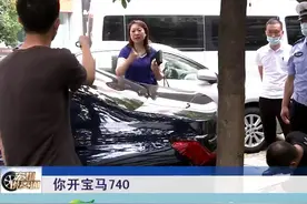 一百多万宝马“撞”上四万摩托车，有点小痕迹但是高度对不上@抖音短视频视频封面