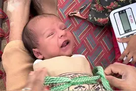 三嫂的儿子阳阳，刚出生一个月.绑孩子是这样子吗？#人类幼崽成长记 #巴基斯坦 #育儿视频封面