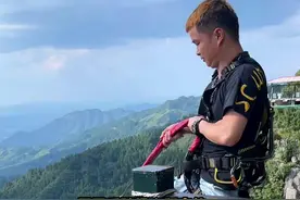 全程高能😂答应我一定要看完哦！零零后小哥哥重庆300米悬崖蹦极全过程！看完不笑来打我。#蹦极 #玩的就是心跳  #导游重庆 #重庆奥陶纪正常营业视频封面
