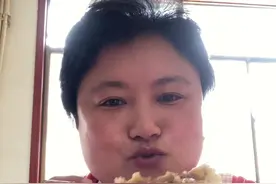吃猪肉洋葱大馅儿包子，就着蒜瓣或者小葱，我都能吃上三个#猪肉洋葱包子#农村美食 #新农人计划视频封面