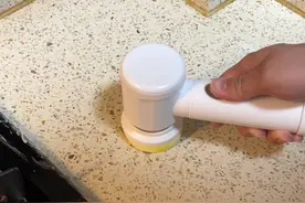 咖喱染色也太强了，直接沁台面里了！台面染色一定不要用钢丝球刷，只会越刷越黑！最好是找人抛光打磨#生活小妙招 #厨房台面清洁视频封面