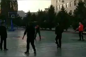 每天早上打一个小时的篮球！1万多步，折合将近十公里！视频封面