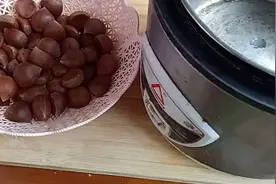 用普通的电饭煲就可以做出香气四溢的糖炒栗子视频封面