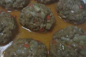 肉丸新吃法不油炸不红烧，简单一蒸滑嫩有嚼劲，一大盘不够吃。视频封面