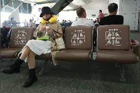 广东珠海:金湾机场，候机厅充电摆台还是头一次见。视频封面