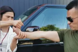 不要随便用手指着女子，这样你的手指会不安全，女子防身看这3招视频封面