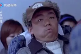 小伙牛奶喝多飞机上呕吐，把空姐叫服务员，所有人眼神立马看过来视频封面