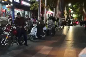 夜幕降临的南阳解放路视频封面