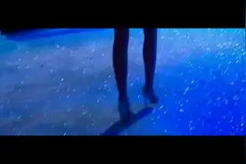 史上最骚气的维密秀开场，直击Maroon5主唱骚当偷亲前女友！视频封面