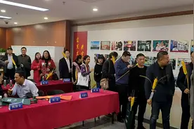 《整合时代》书籍发行仪式作者杜芸赠书签字视频。2019.11.17上传视频封面