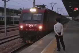 北京西至兰州的z55次列车到达阳泉北站视频封面