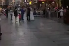 够奇葩吧？男人穿婚纱当街求婚，对象是他？？视频封面